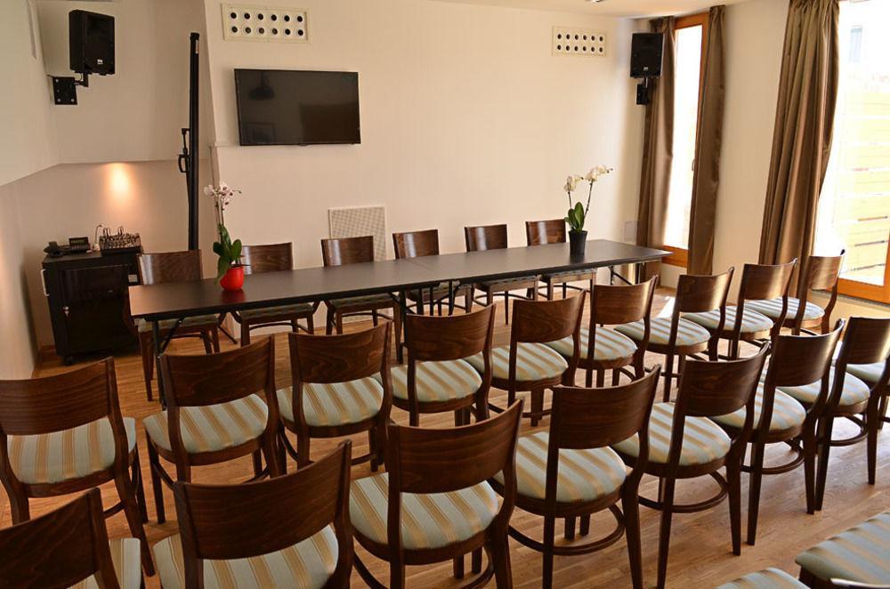 Hotel Arkadia Pecs Bagian luar foto
