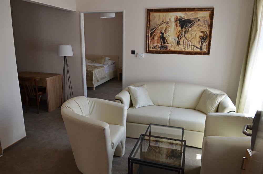 Hotel Arkadia Pecs Bagian luar foto
