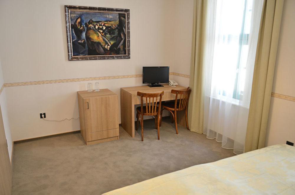 Hotel Arkadia Pecs Bagian luar foto