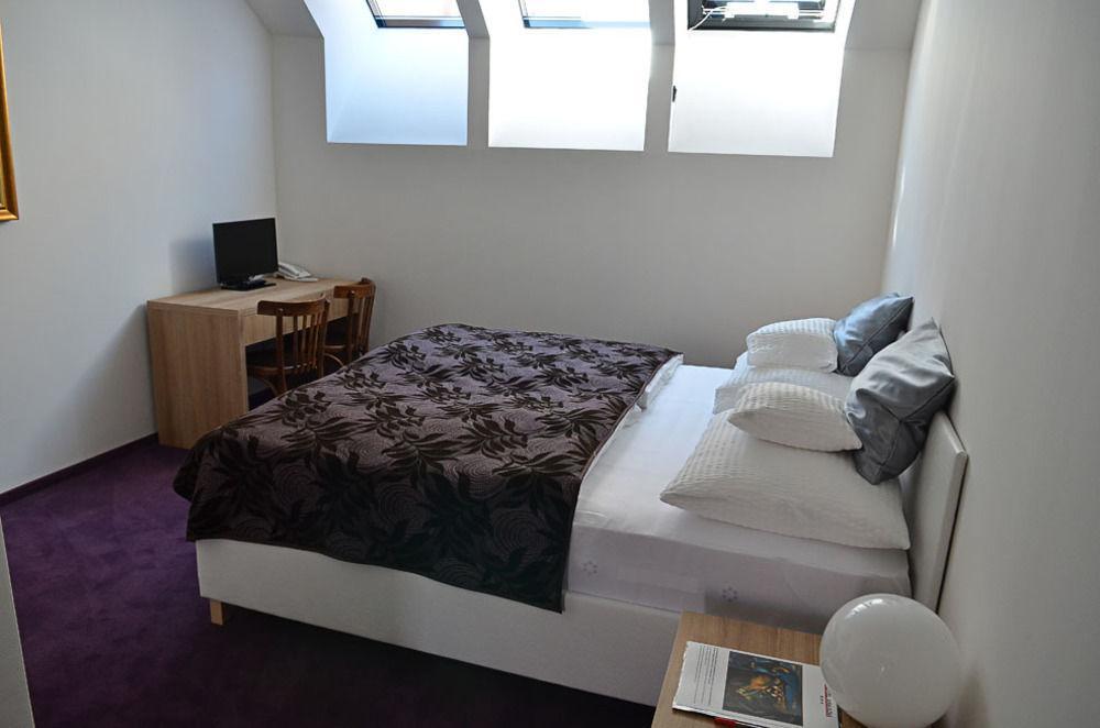 Hotel Arkadia Pecs Bagian luar foto