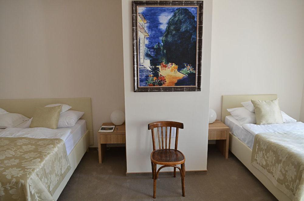 Hotel Arkadia Pecs Bagian luar foto