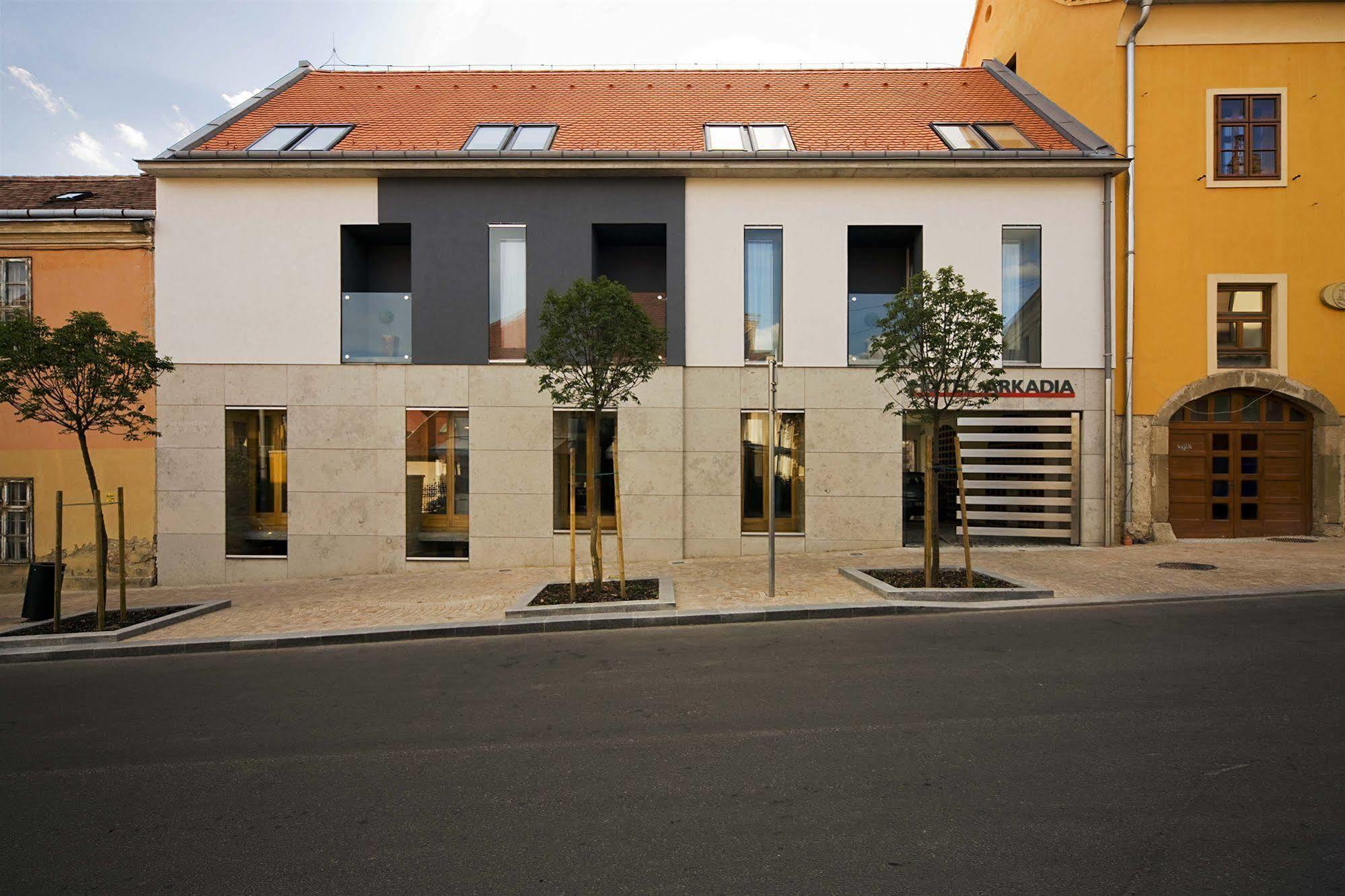 Hotel Arkadia Pecs Bagian luar foto
